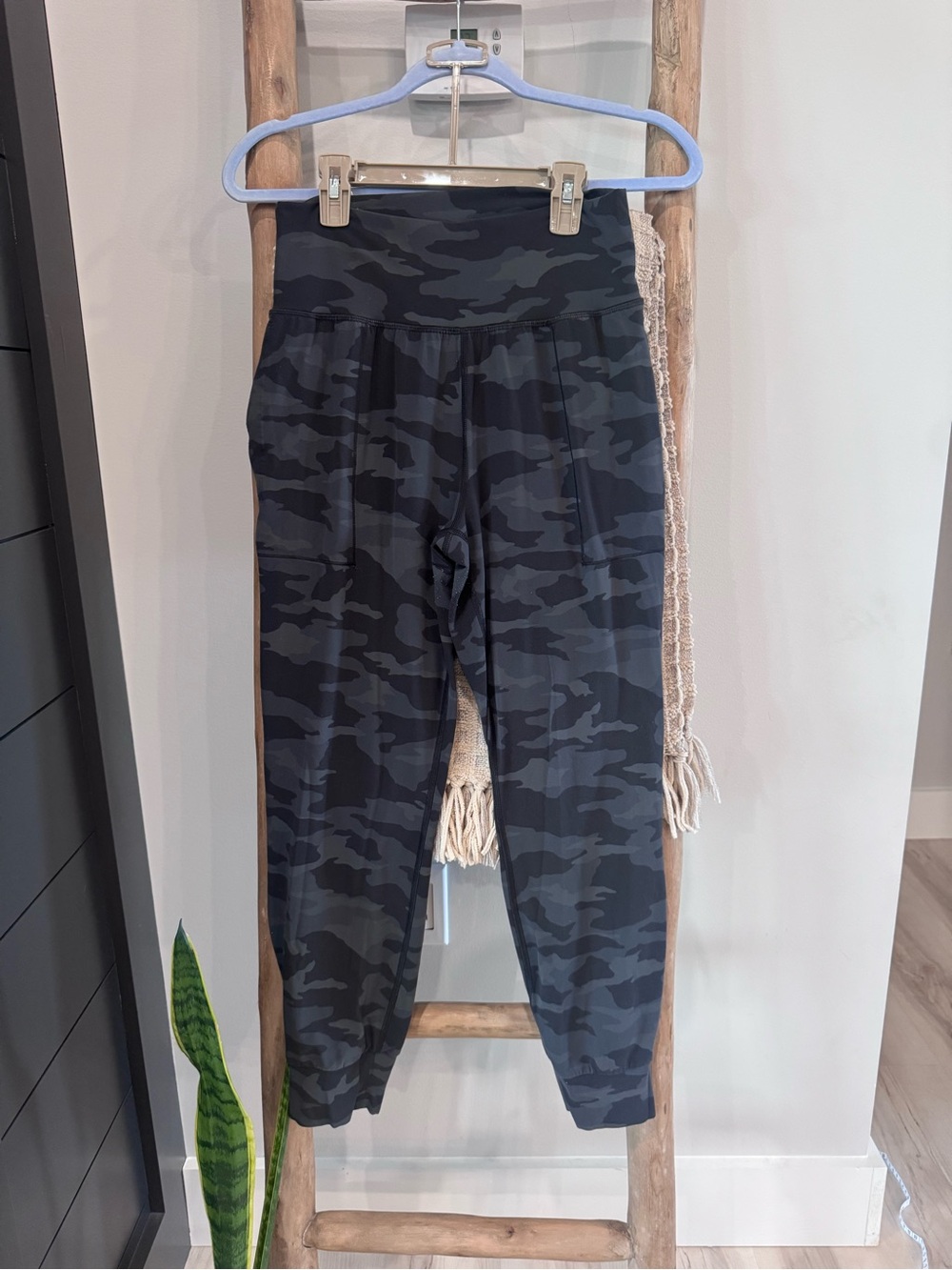 Athleta Black & Gray Camouflage Joggers size small